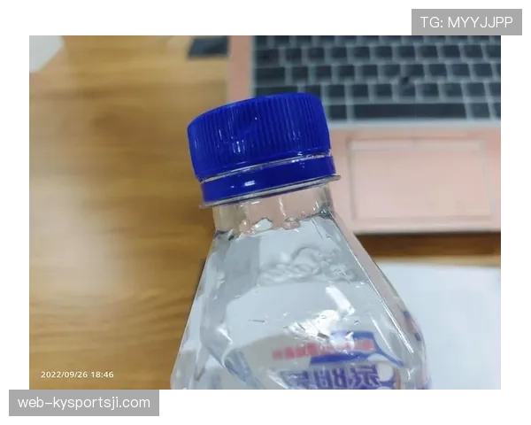 史梦瑶每天喝的水都是定制款，普通人连瓶盖都拧不开